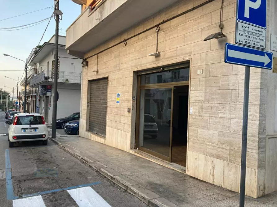 Immagine 11 di Negozio in vendita  in Via Martina a Ceglie Messapico