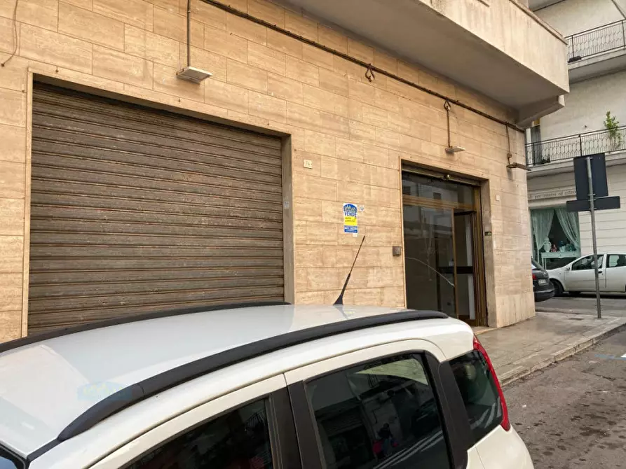 Immagine 12 di Negozio in vendita  in Via Martina a Ceglie Messapico