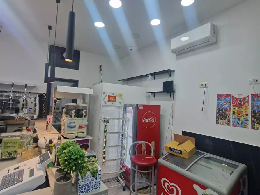 Immagine 2 di Negozio in vendita  in Piazza Mercato a Napoli