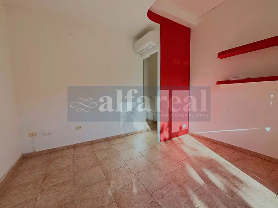 Immagine 1 di Negozio in vendita  a Castiglione Della Pescaia