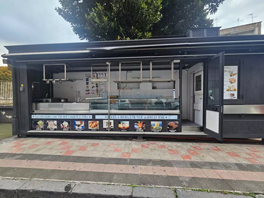 Immagine 8 di Attività commerciale in affitto  in Viale Cavalleggeri a Napoli