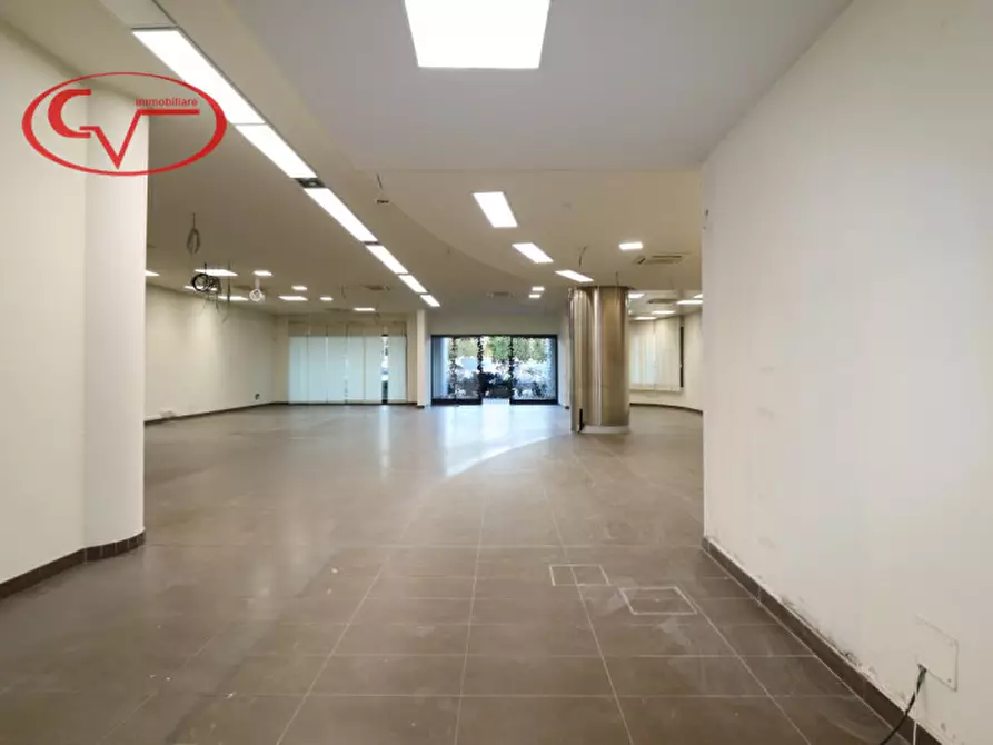 Immagine 1 di Negozio in affitto  a San Giovanni Valdarno