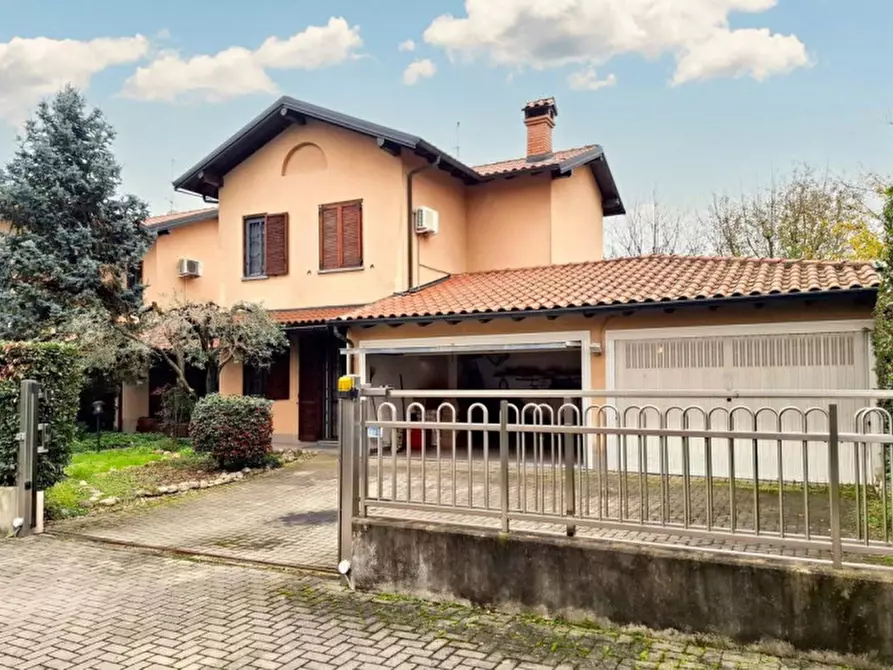 Immagine 1 di Villa in vendita  in Via Cavalieri di Vittorio Veneto, N. 22 a Arluno