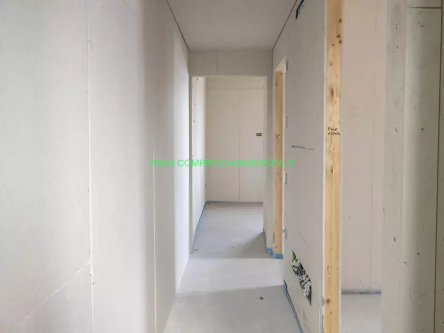 Immagine 53 di Villetta a schiera in vendita  in zelarino a Venezia