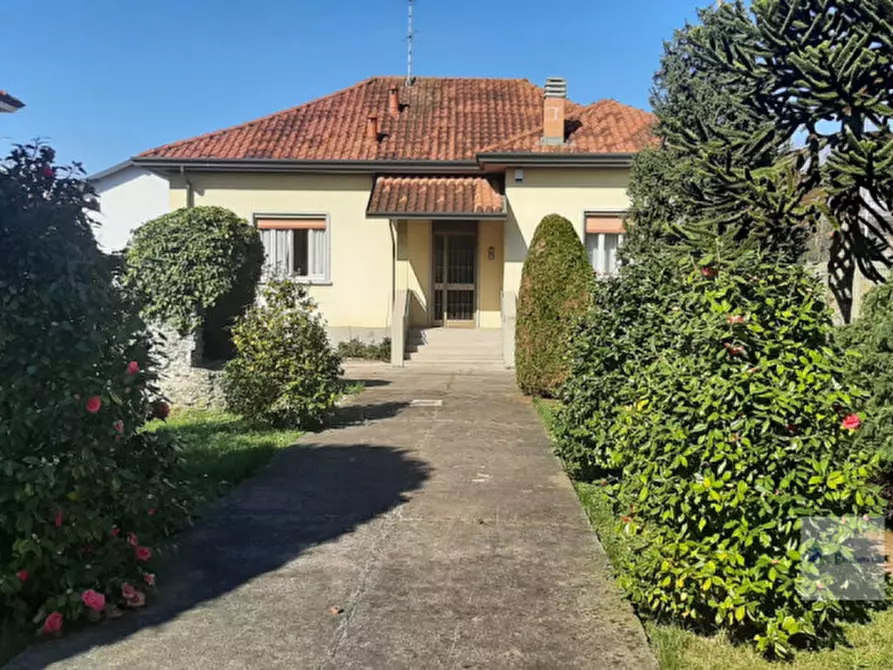 Immagine 1 di Villa in vendita  in Via San Pietro a Buscate