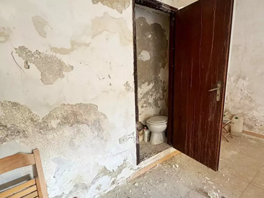 Immagine 9 di Magazzino in vendita  in Via Re Vittorio Emanuele Primo a Casteltermini