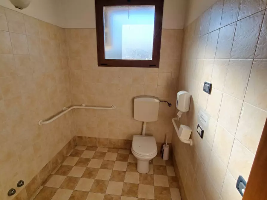 Immagine 26 di Attività commerciale in vendita  in piazzale orlandino calaon a Vo