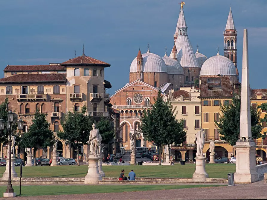 Immagine 1 di Casa indipendente in vendita  in via modena a Padova