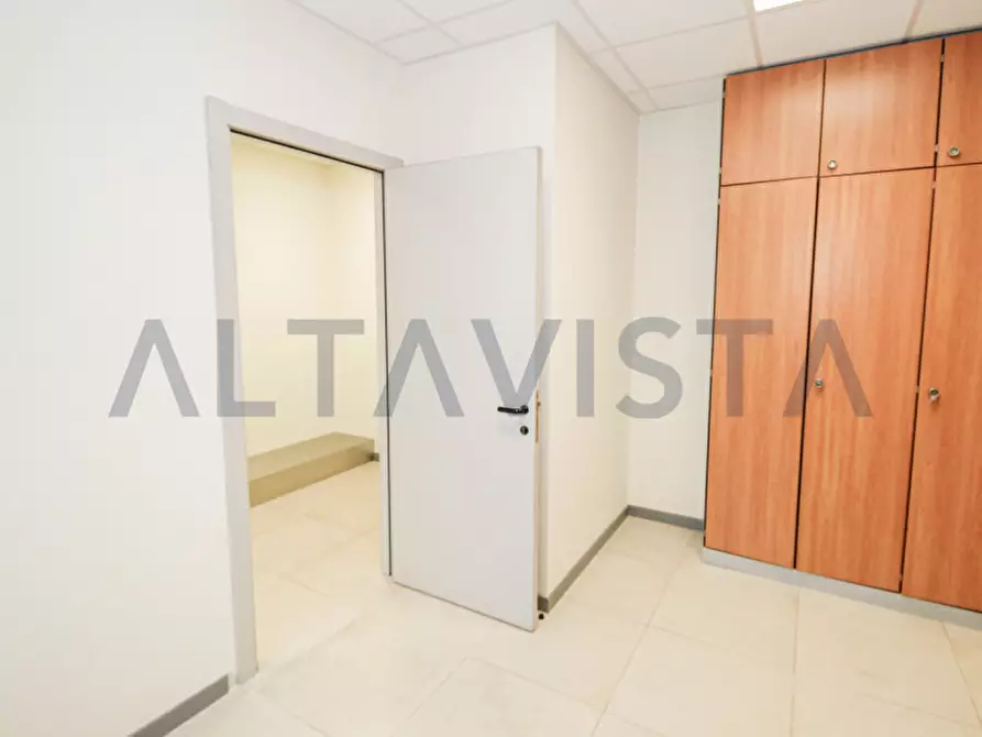 Immagine 25 di Negozio in affitto  in via brescia a Calcinato