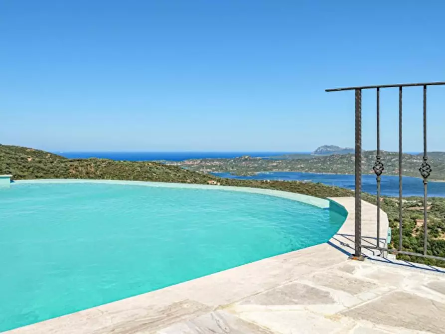 Immagine 36 di Villa in vendita  in via cugnana a Olbia