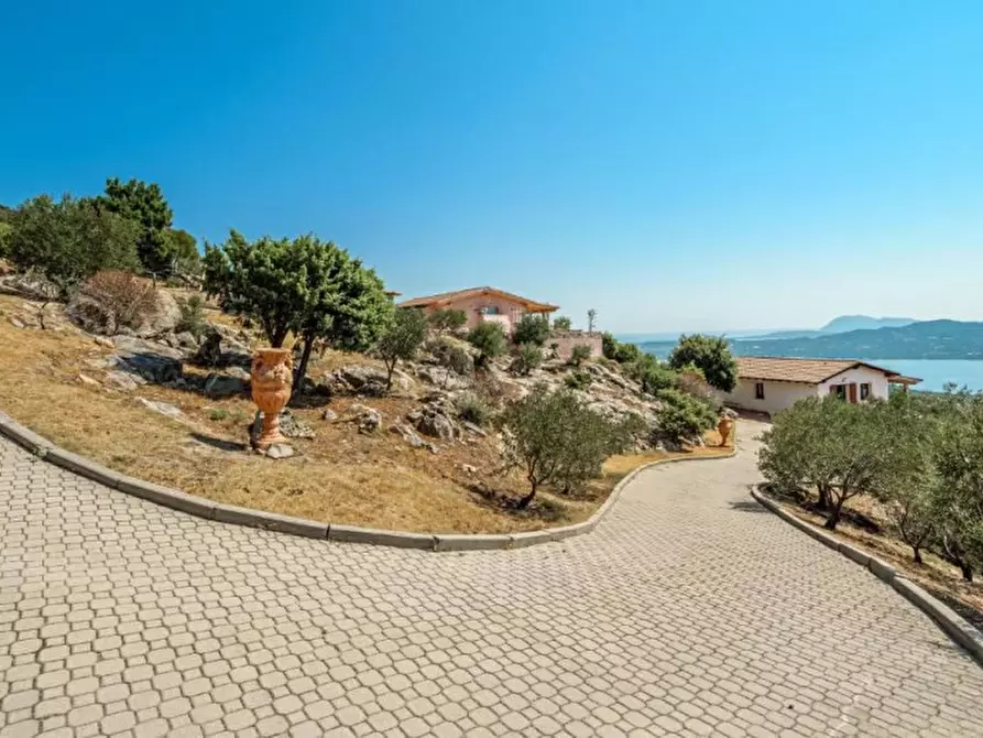 Immagine 39 di Villa in vendita  in via cugnana a Olbia