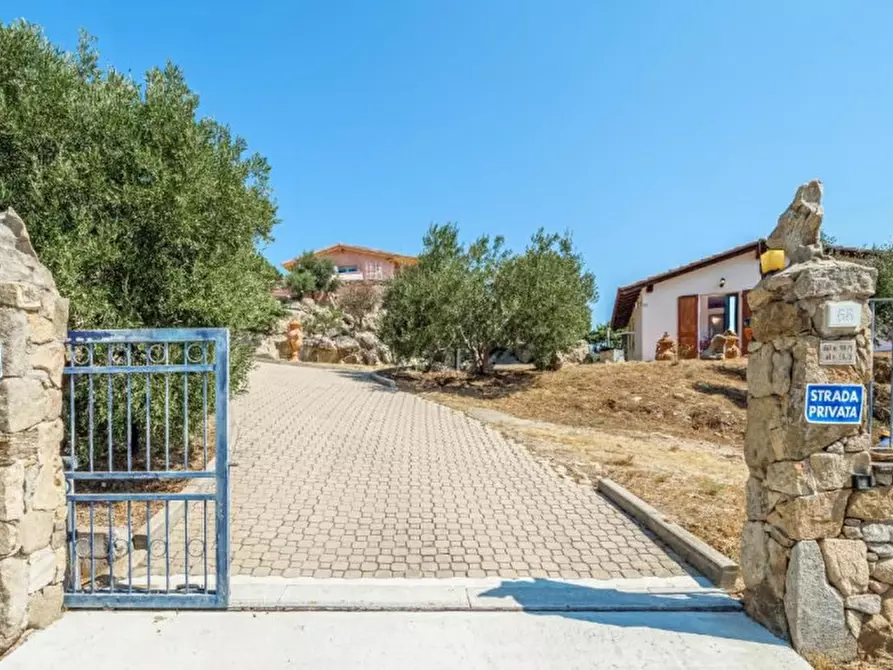 Immagine 40 di Villa in vendita  in via cugnana a Olbia