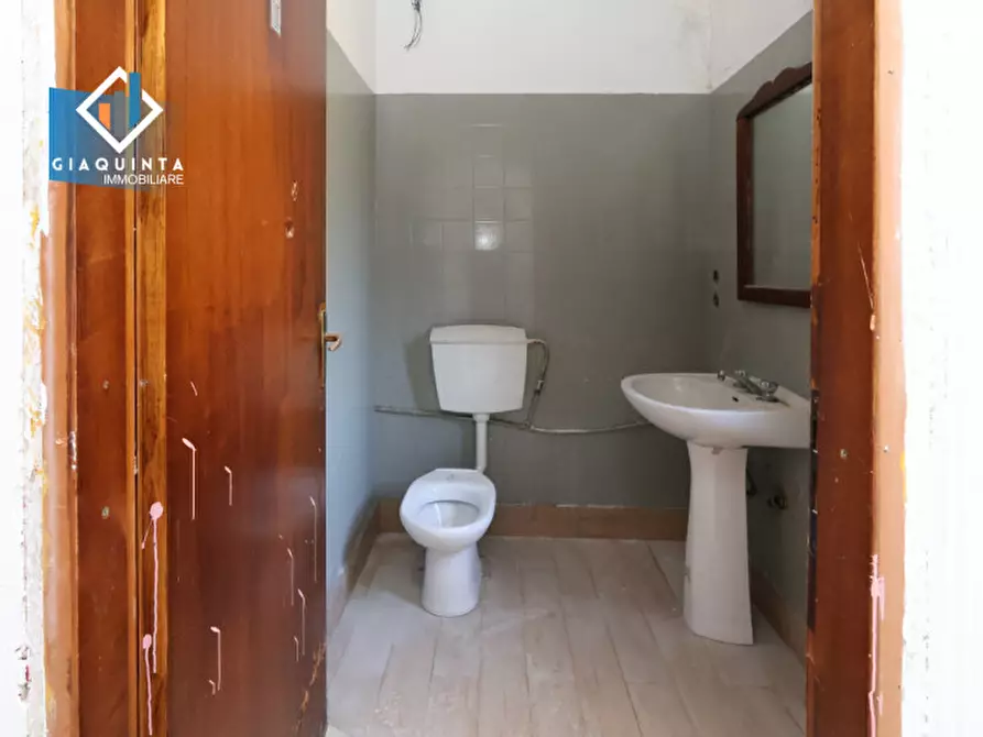 Immagine 18 di Negozio in vendita  in via San Damiano n.03 a Palagonia