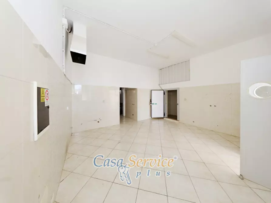 Immagine 25 di Negozio in vendita  in Lungomare Japigia a Ugento