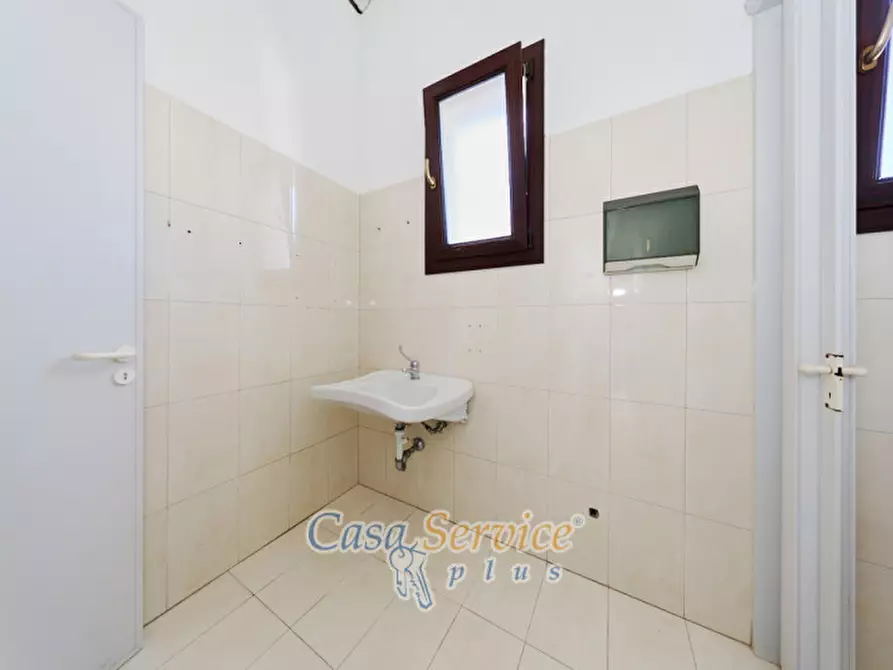 Immagine 28 di Negozio in vendita  in Lungomare Japigia a Ugento