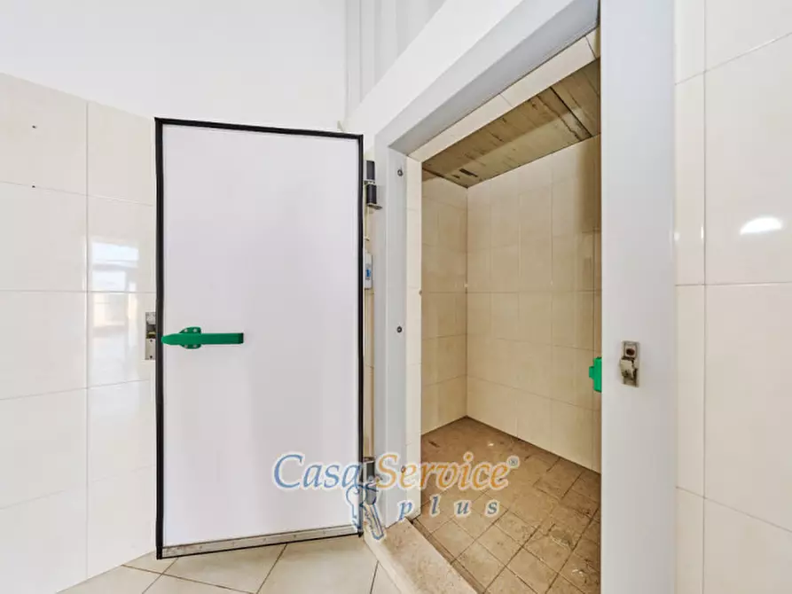 Immagine 31 di Negozio in vendita  in Lungomare Japigia a Ugento