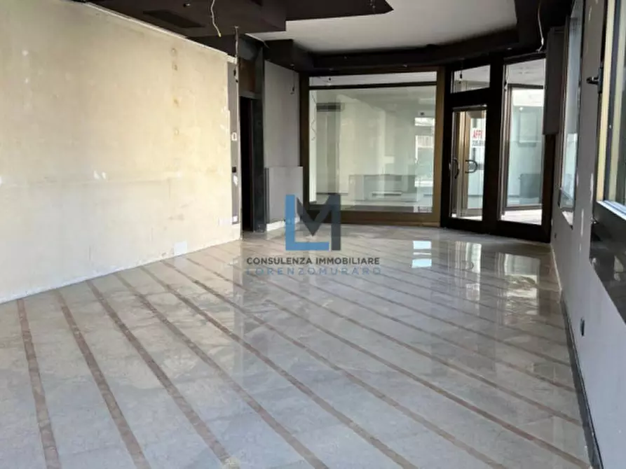 Immagine 1 di Negozio in affitto  a Montebelluna