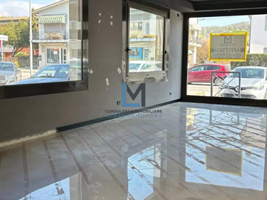 Immagine 2 di Negozio in affitto  a Montebelluna