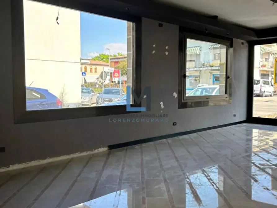 Immagine 6 di Negozio in affitto  a Montebelluna