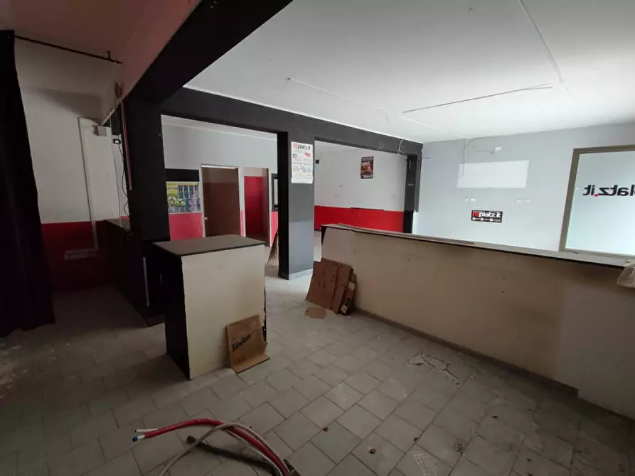 Immagine 2 di Negozio in vendita  in Via carrubella a Gravina Di Catania