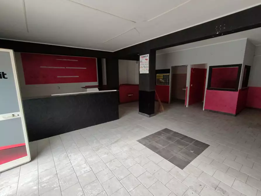 Immagine 4 di Negozio in vendita  in Via carrubella a Gravina Di Catania