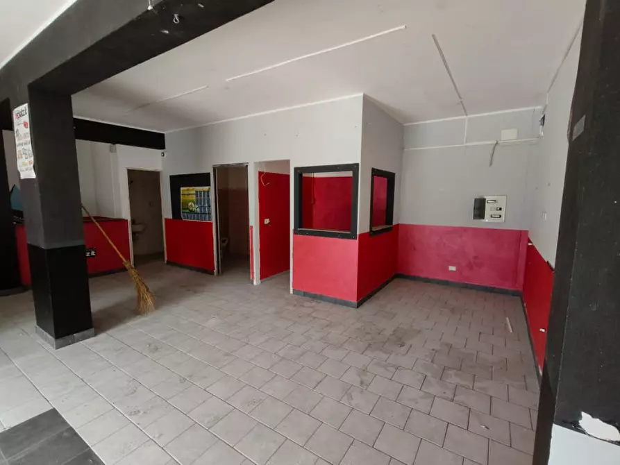 Immagine 5 di Negozio in vendita  in Via carrubella a Gravina Di Catania