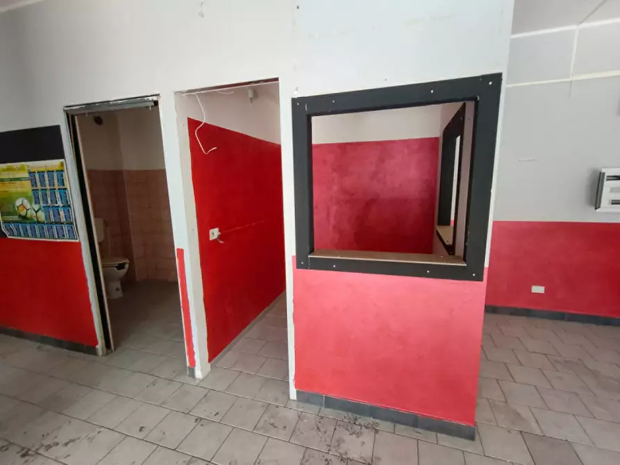 Immagine 6 di Negozio in vendita  in Via carrubella a Gravina Di Catania