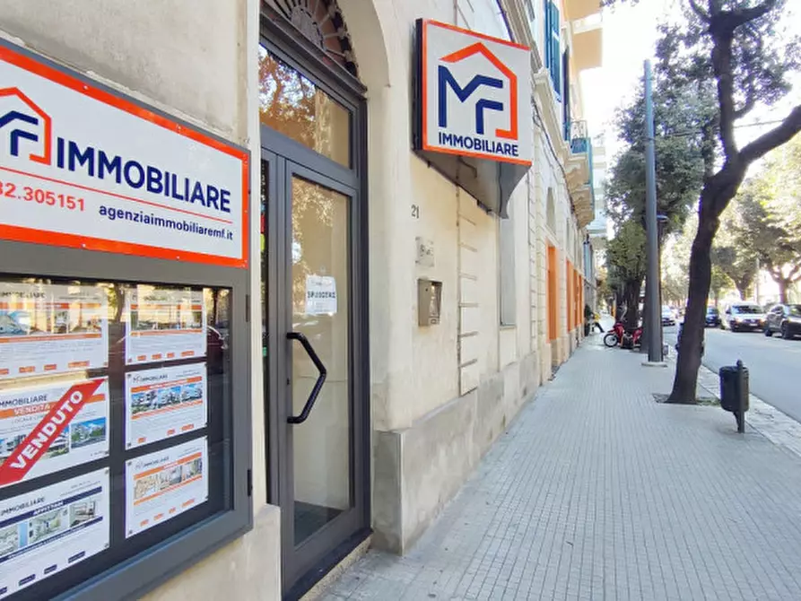 Immagine 10 di Negozio in vendita  in Via Taranto a Lecce