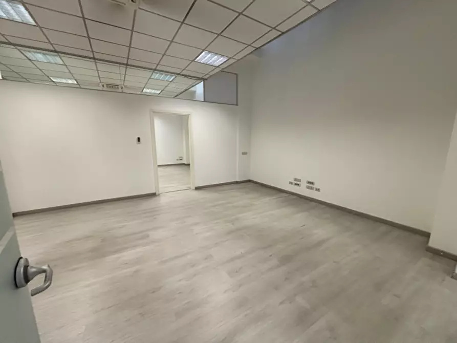 Immagine 12 di Negozio in affitto  in VIA TOSELLI a Firenze