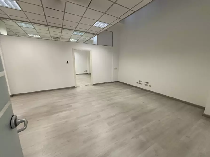 Immagine 13 di Negozio in affitto  in VIA TOSELLI a Firenze