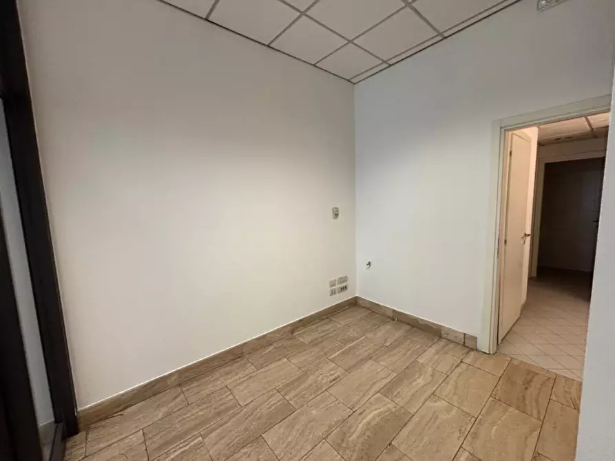 Immagine 24 di Negozio in affitto  in VIA TOSELLI a Firenze