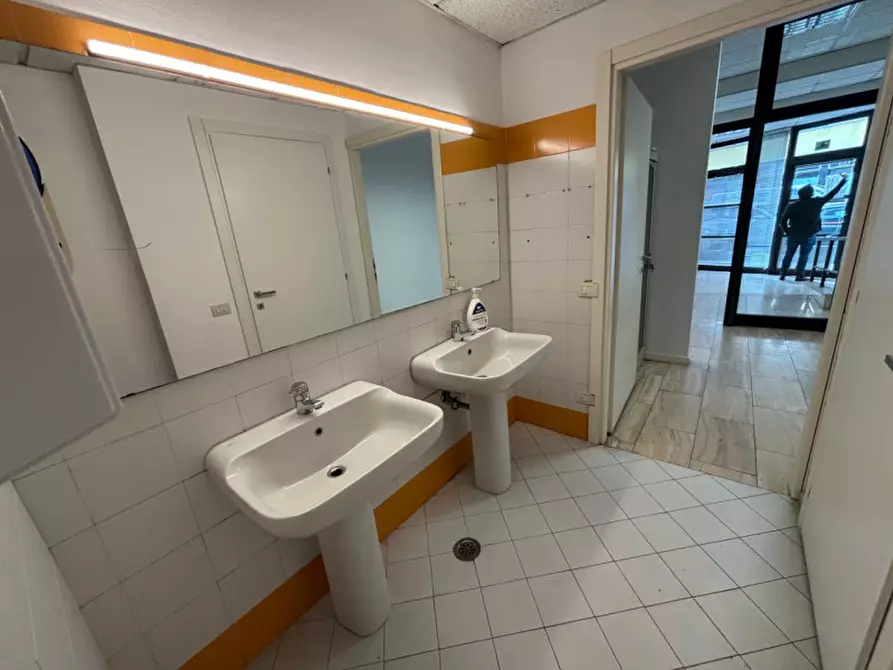 Immagine 31 di Negozio in affitto  in VIA TOSELLI a Firenze