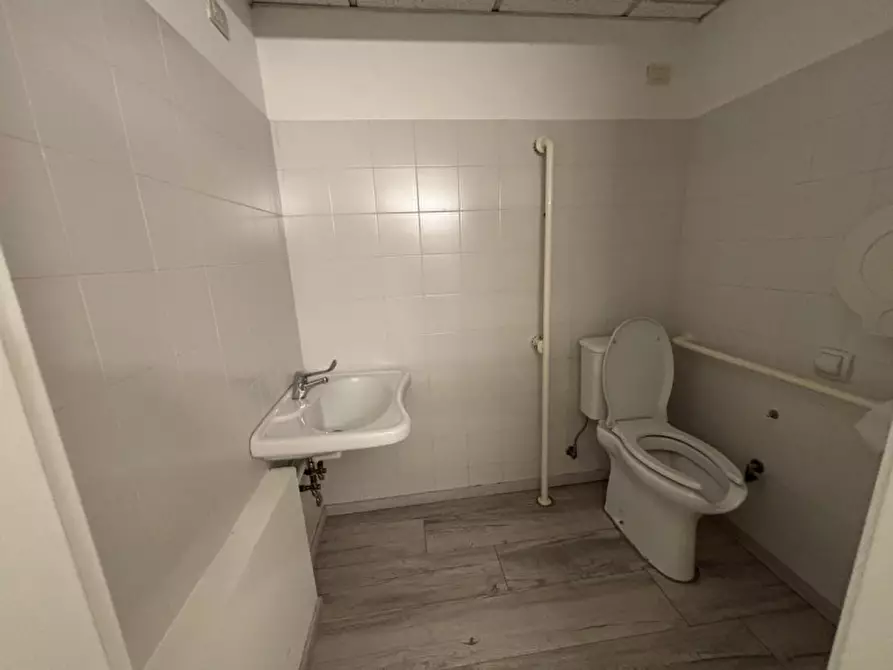 Immagine 32 di Negozio in affitto  in VIA TOSELLI a Firenze