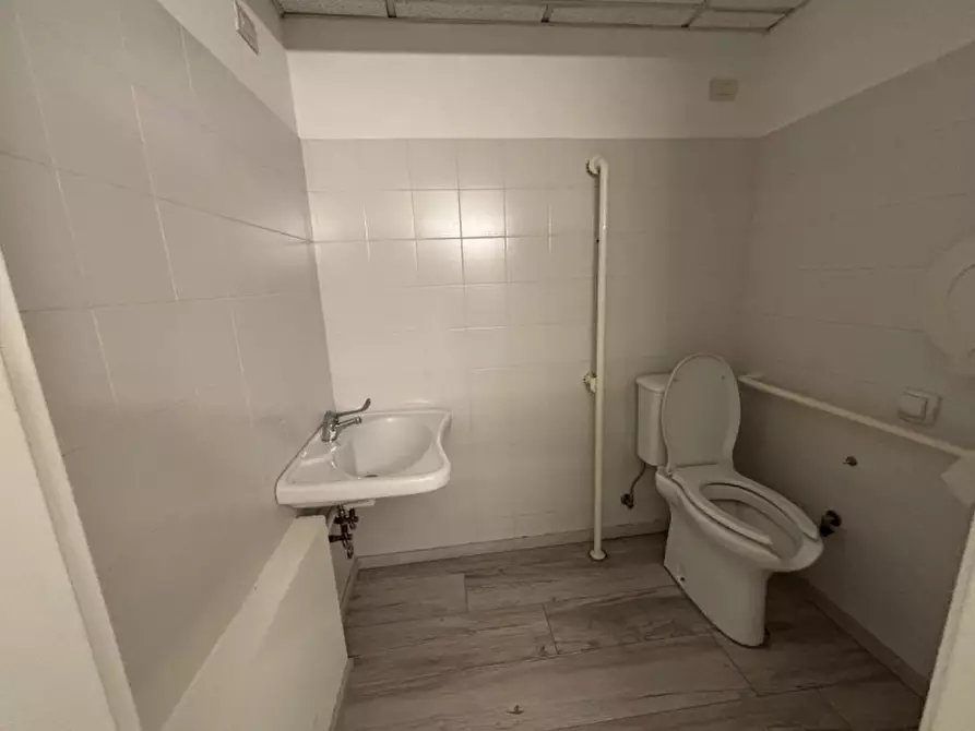 Immagine 33 di Negozio in affitto  in VIA TOSELLI a Firenze