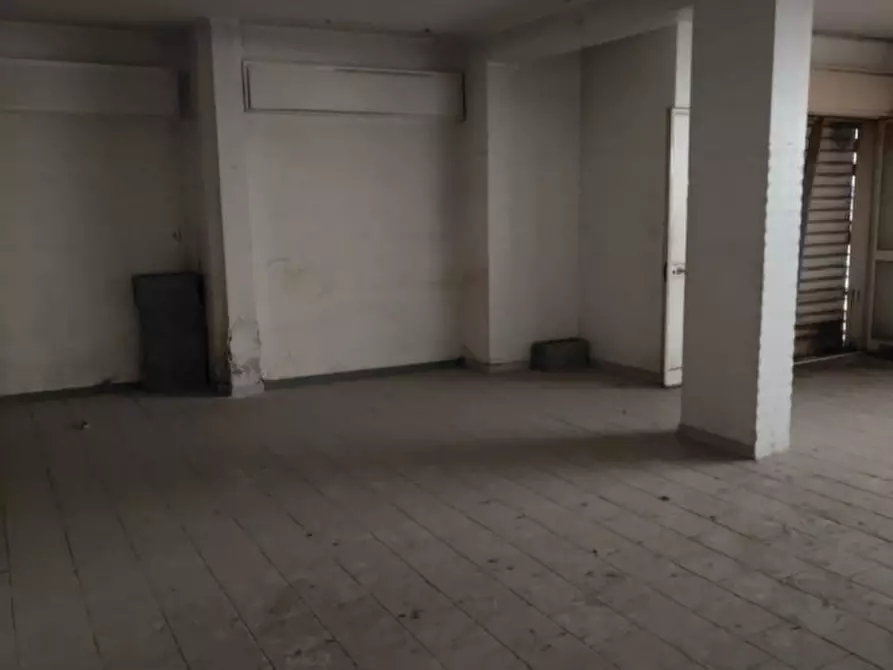 Immagine 2 di Negozio in vendita  in Via Carrubbella a Gravina Di Catania