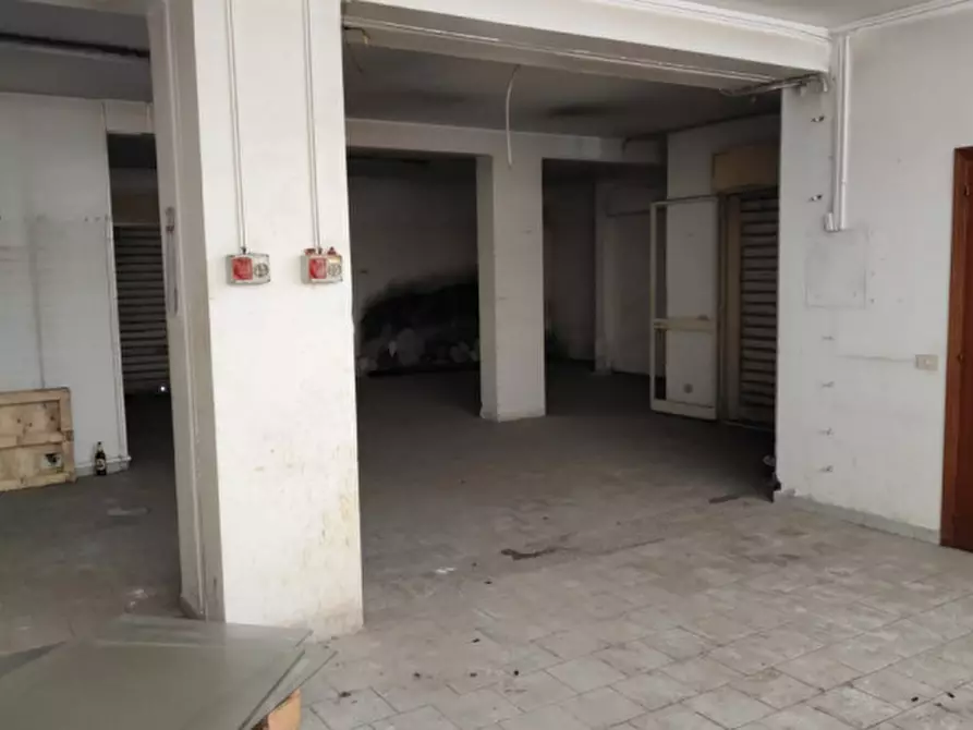 Immagine 3 di Negozio in vendita  in Via Carrubbella a Gravina Di Catania