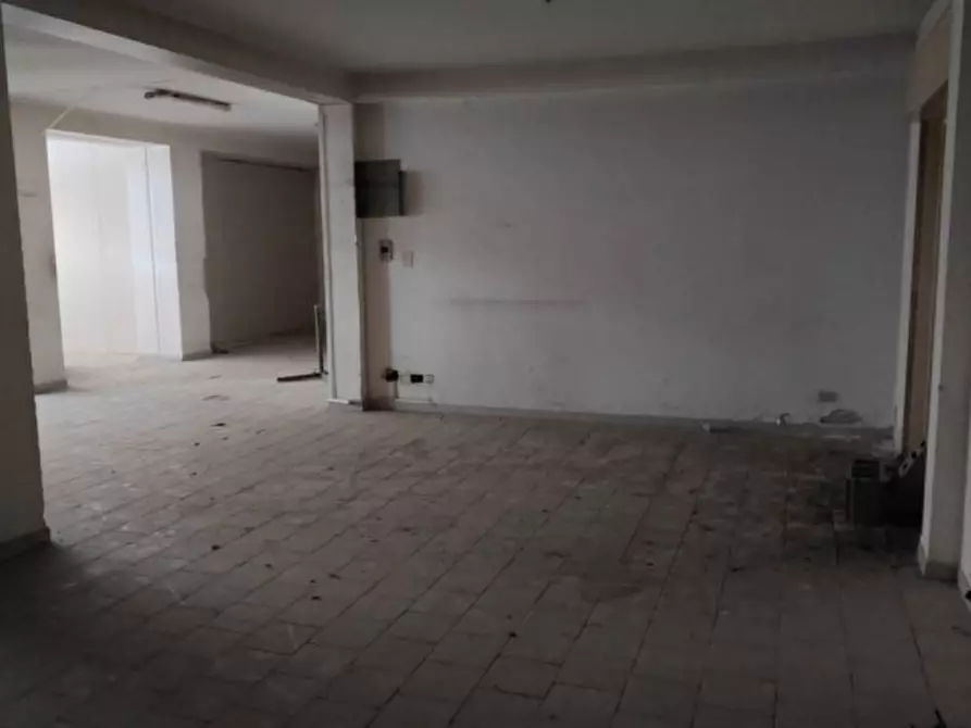 Immagine 4 di Negozio in vendita  in Via Carrubbella a Gravina Di Catania