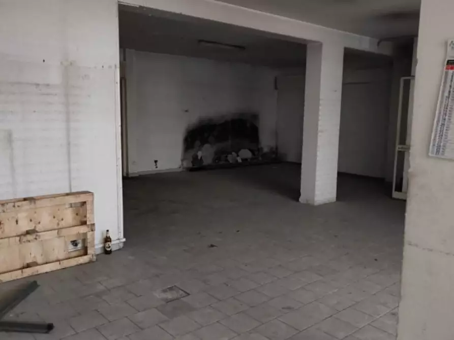 Immagine 5 di Negozio in vendita  in Via Carrubbella a Gravina Di Catania