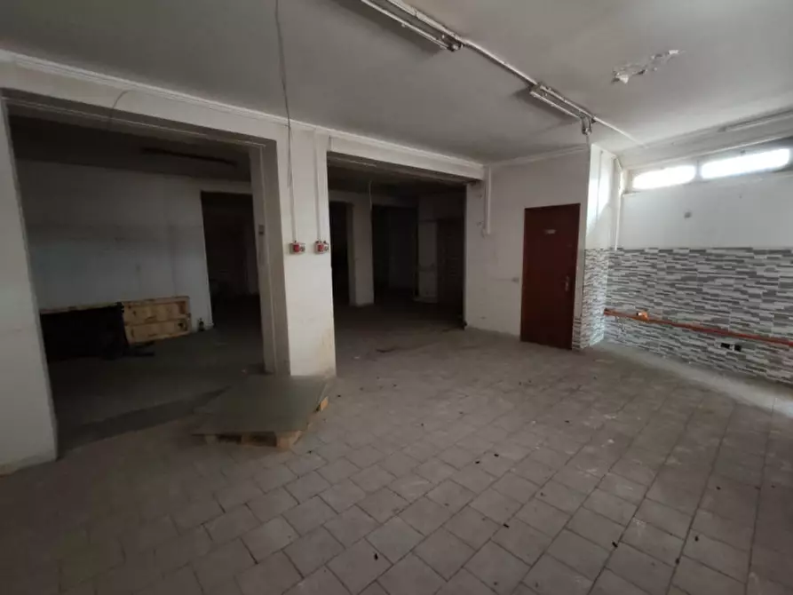 Immagine 6 di Negozio in vendita  in Via Carrubbella a Gravina Di Catania