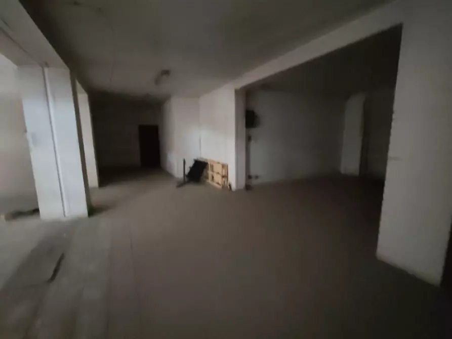 Immagine 7 di Negozio in vendita  in Via Carrubbella a Gravina Di Catania