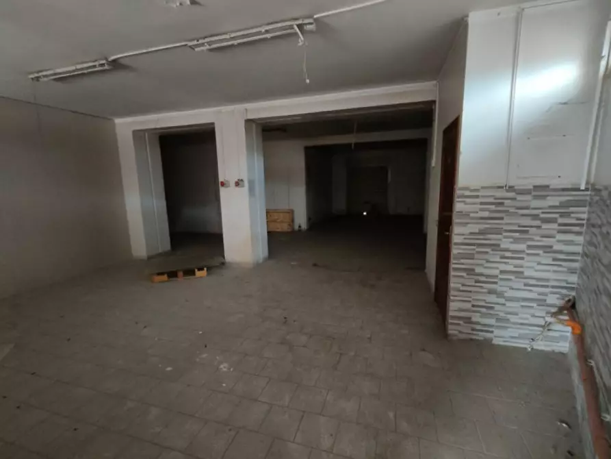 Immagine 8 di Negozio in vendita  in Via Carrubbella a Gravina Di Catania