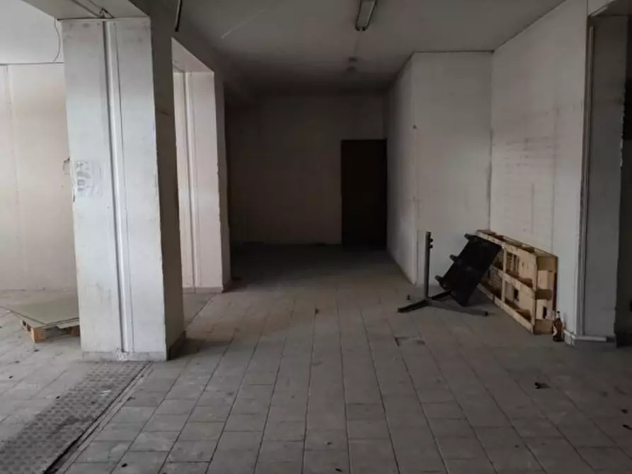 Immagine 13 di Negozio in vendita  in Via Carrubbella a Gravina Di Catania