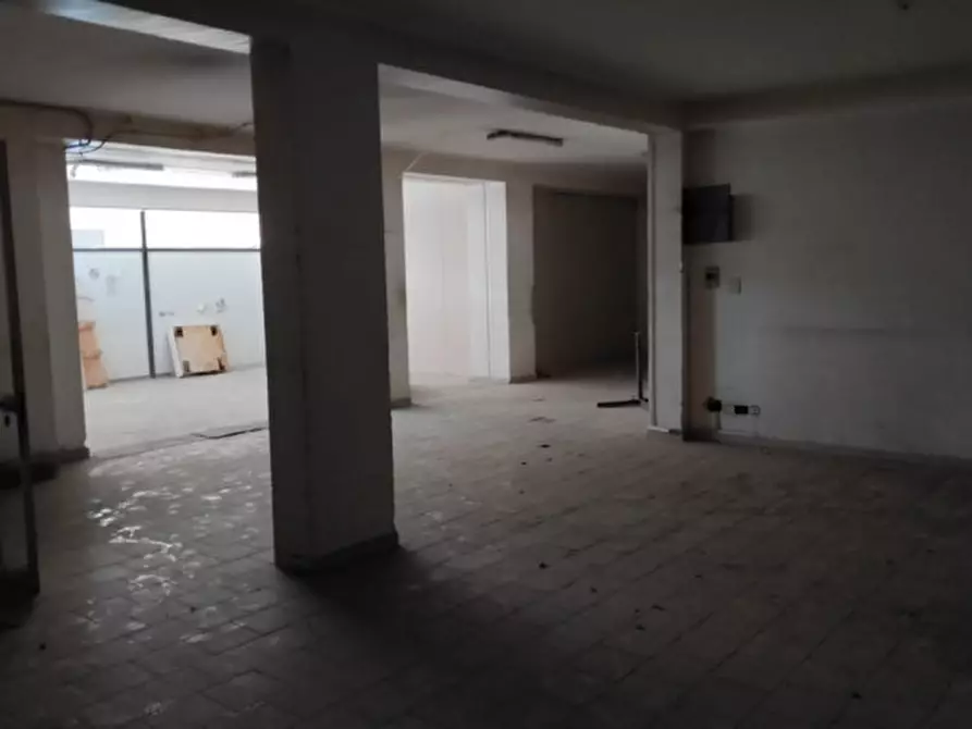 Immagine 14 di Negozio in vendita  in Via Carrubbella a Gravina Di Catania