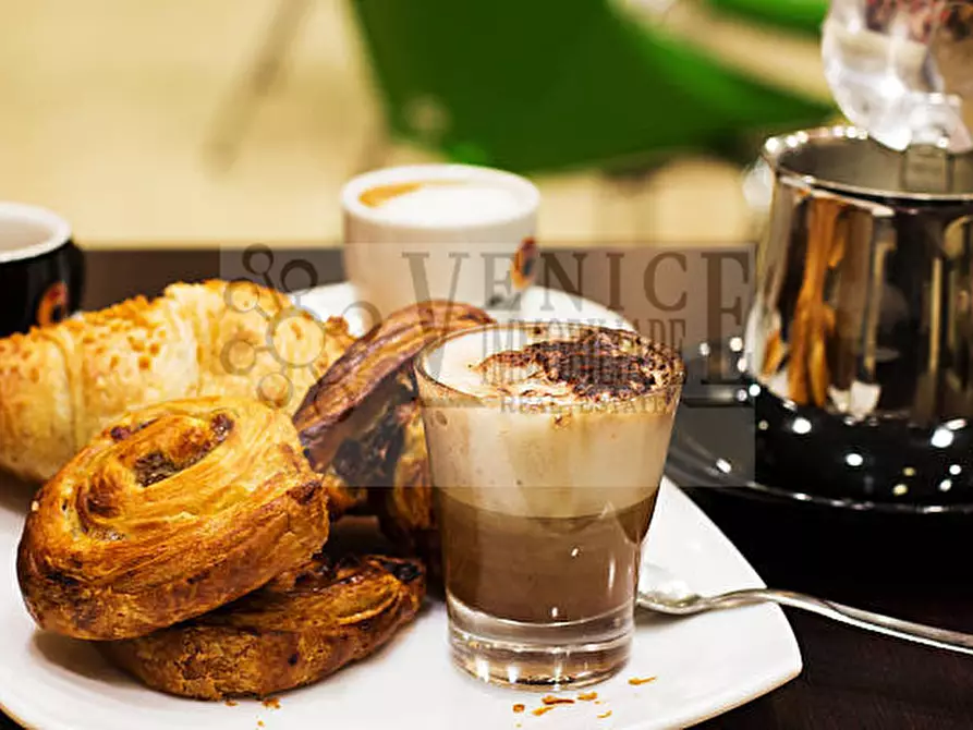 Immagine 2 di Attività commerciale in vendita  a Venezia