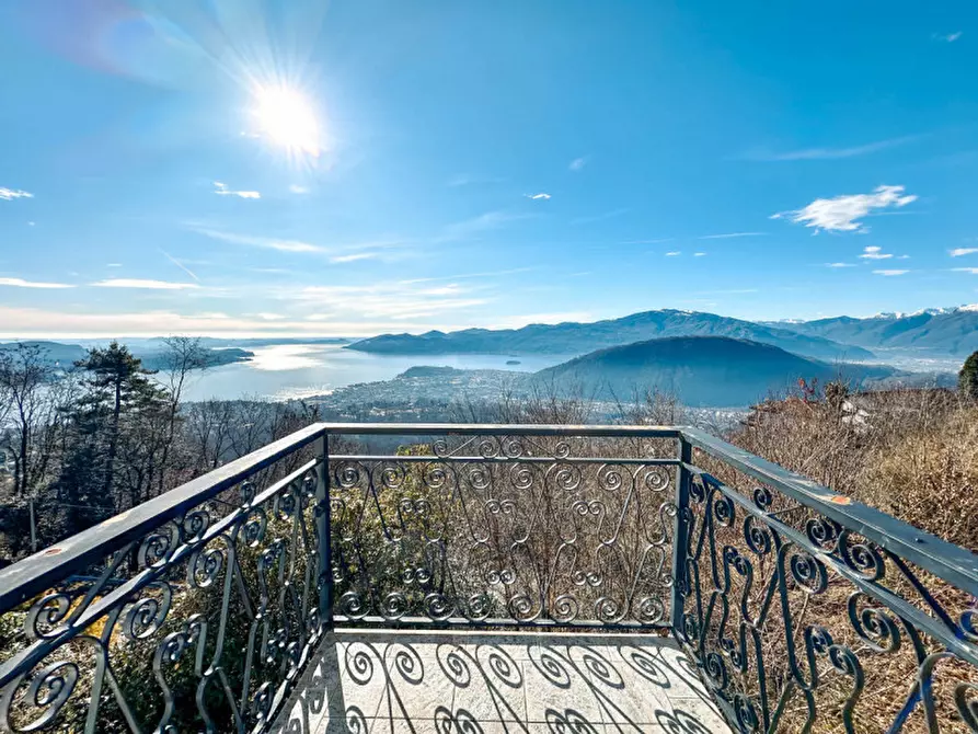 Immagine 1 di Villa in vendita  in via battaglione alpini di intra 22 a Bee