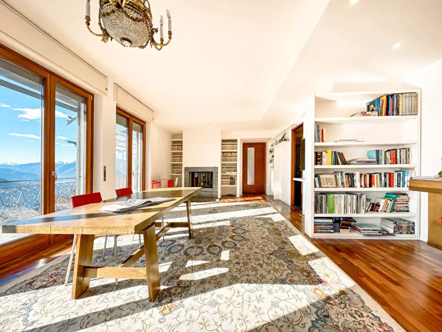 Immagine 2 di Villa in vendita  in via battaglione alpini di intra 22 a Bee