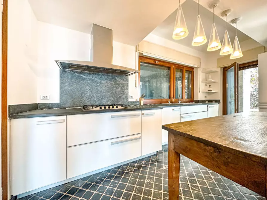 Immagine 11 di Villa in vendita  in via battaglione alpini di intra 22 a Bee