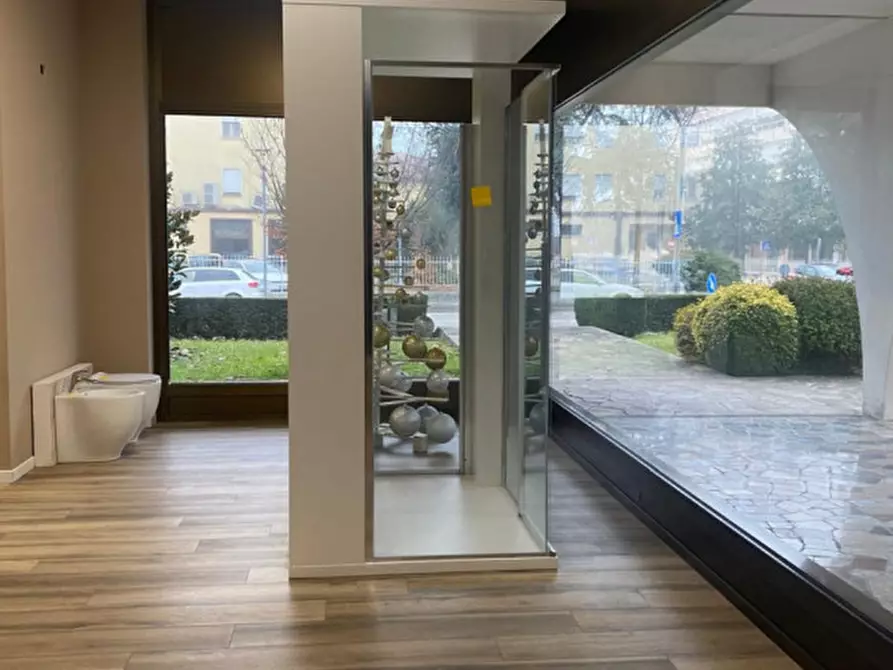 Immagine 8 di Negozio in vendita  in Via Primo Maggio a Abano Terme