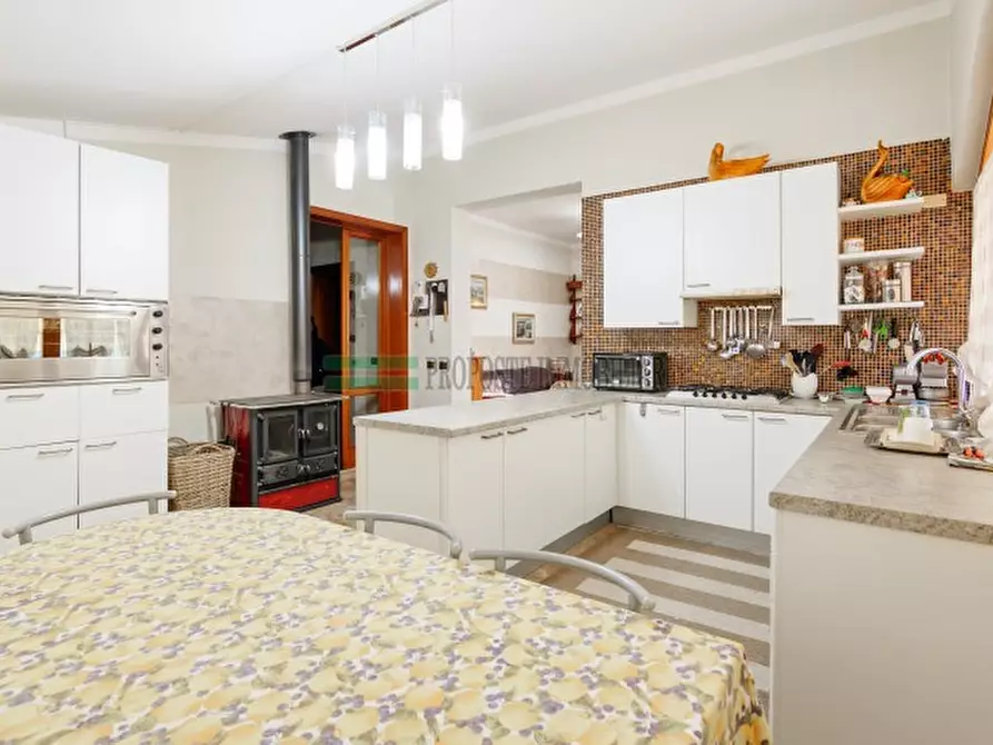 Immagine 15 di Villa in vendita  in Via Martigango a Ome