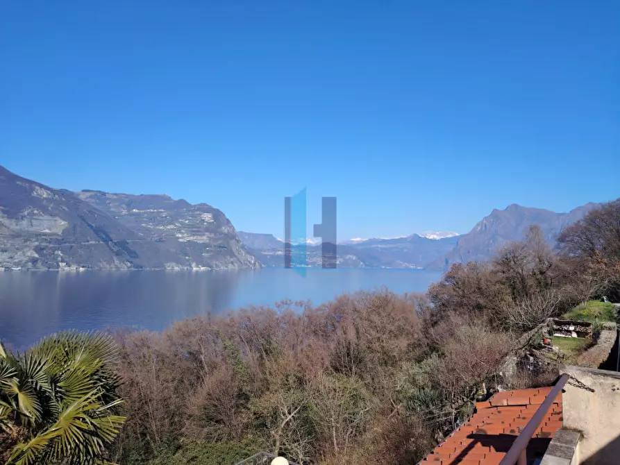 Immagine 3 di Appartamento in vendita  in Menzino a Monte Isola